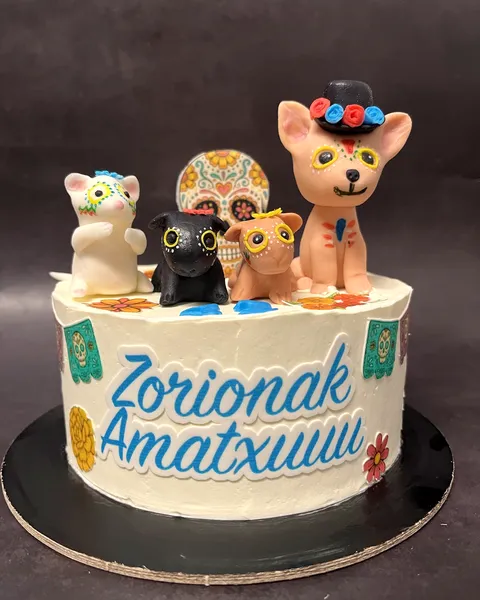 Tarta «Zorionak Amatxu» con figuras de catrina