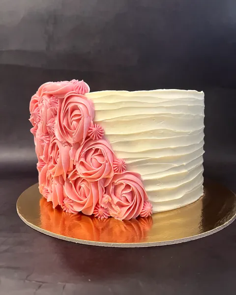 Tarta con rosas rosas en cascada