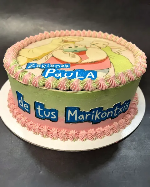 Tarta con dibujo de amigas
