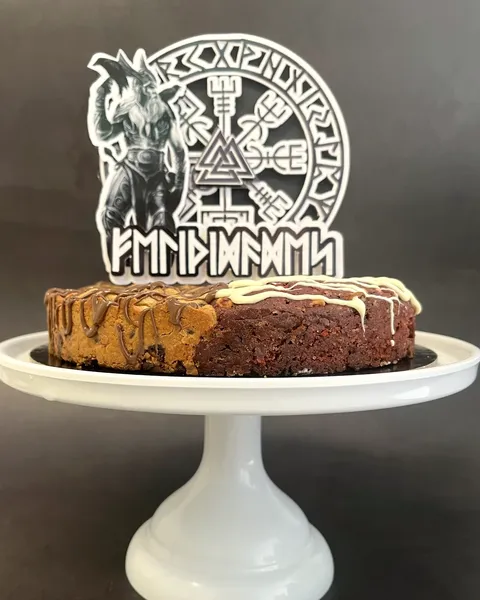 Tarta vikinga de brownie con runas