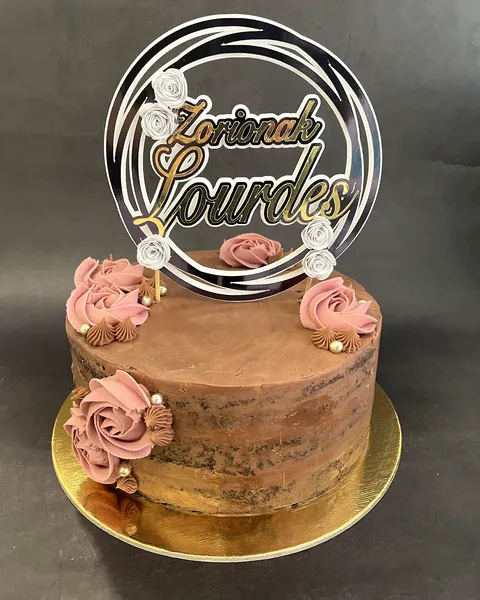 Tarta semidesnuda con rosas y topper dorado