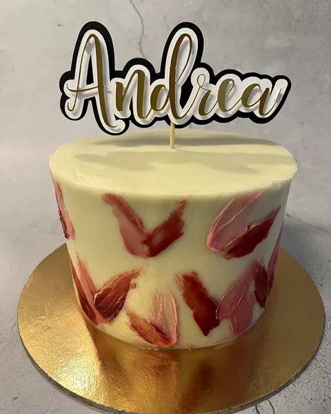 Tarta blanca con trazos granates y topper