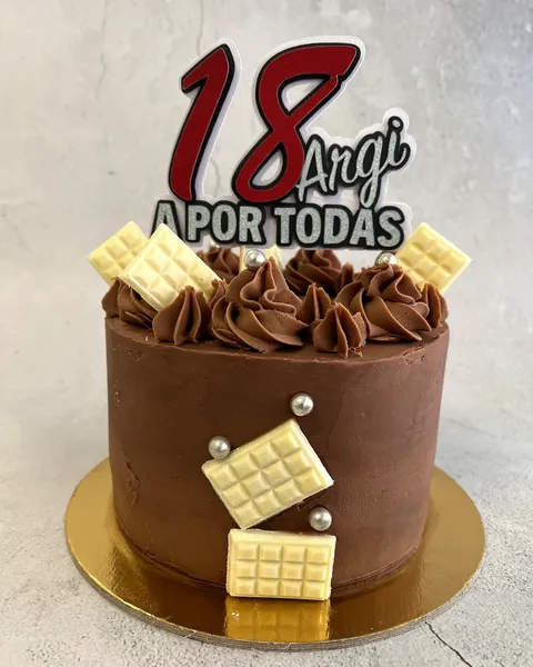 Tarta de chocolate con tabletas y el 18