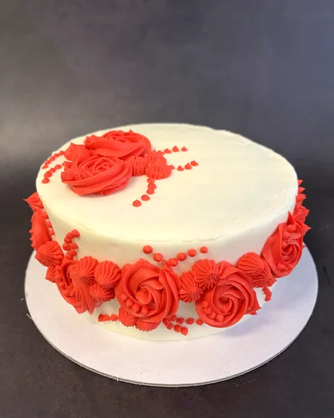 Tarta blanca con rosas rojas