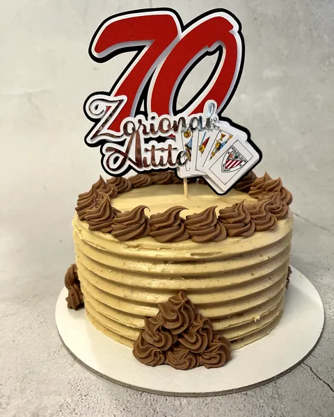 Tarta de café con el 70 y cartas