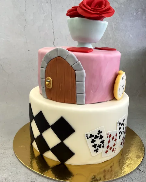Tarta de Alicia en el País de las Maravillas de dos pisos