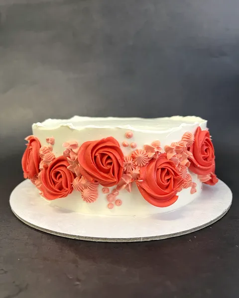 Tarta con rosas rojas en el lateral