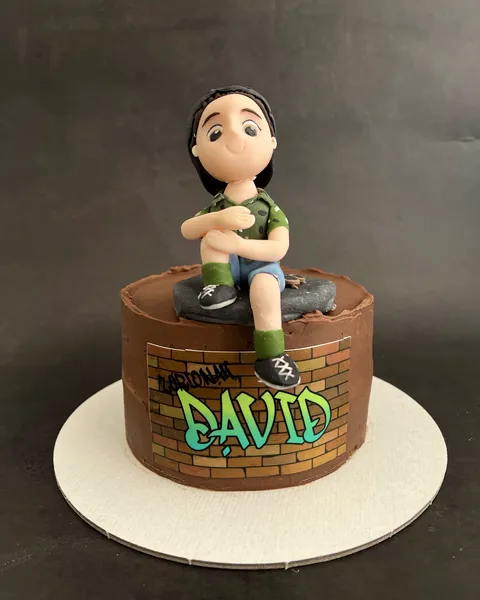 Tarta con figura sobre muro de grafiti