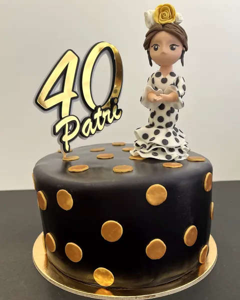 Tarta de flamenca con el 40 y lunares dorados