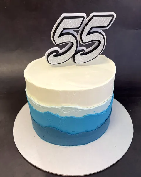 Tarta blanca y azul con el 55