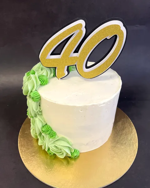 Tarta blanca con crema verde y el 40