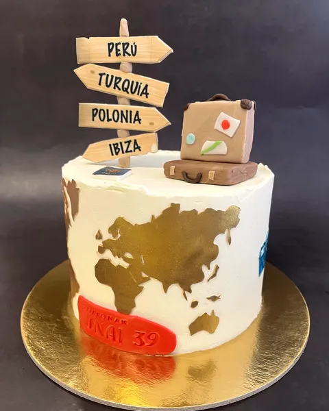 Tarta de viajes con mapamundi y maleta