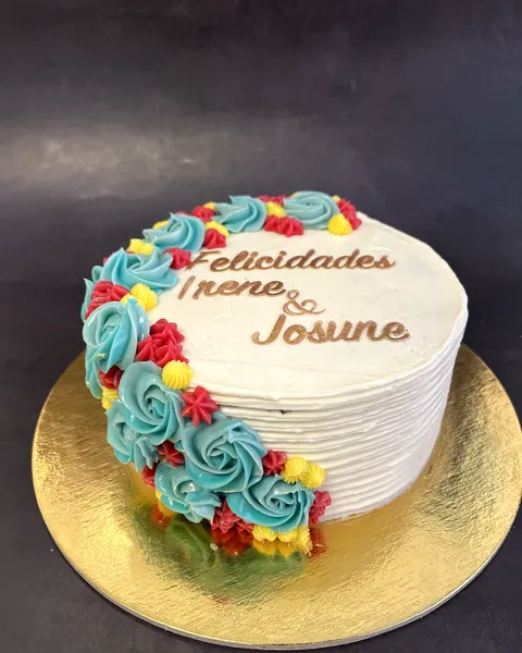 Tarta con rosas azules y rojas