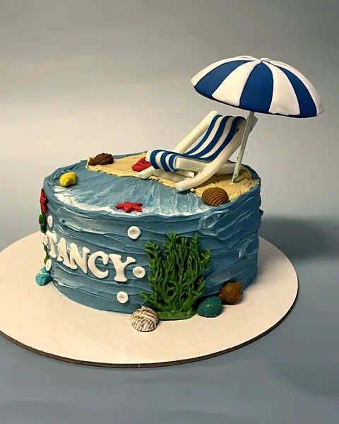 Tarta de playa con hamaca y sombrilla