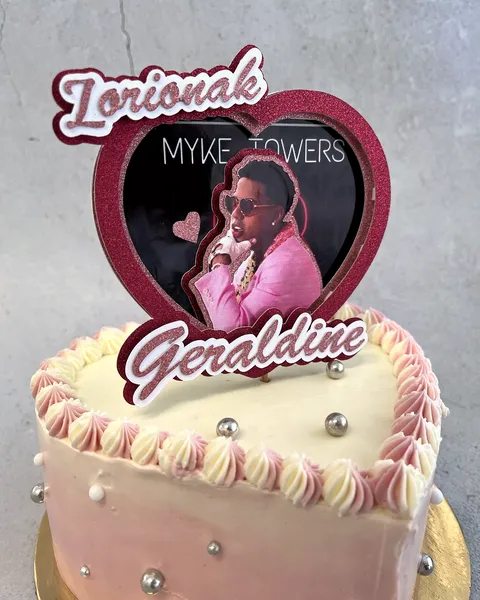 Tarta de corazón de Myke Towers