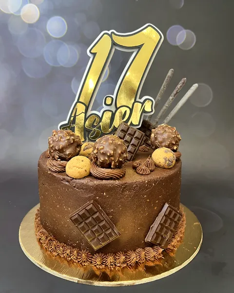 Tarta de chocolate con bombones y el 17