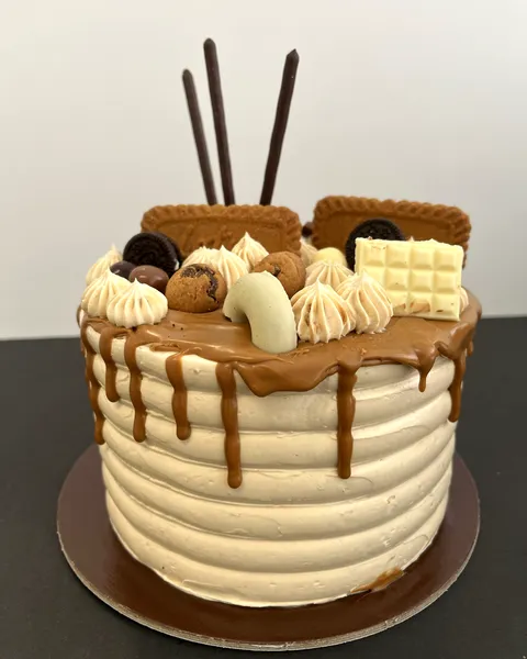 Tarta con goteo y galletas
