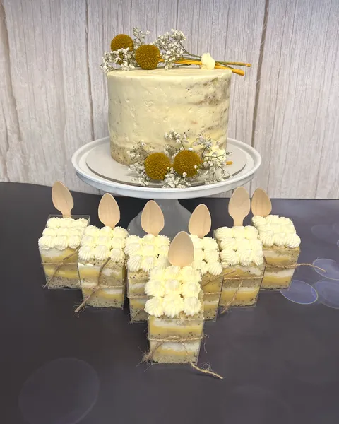 Tarta semidesnuda con flores secas y postres en vasito