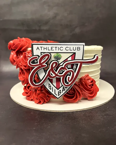 Tarta del Athletic Club con iniciales y rosas rojas