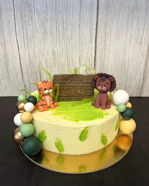 Tarta de bautizo con tigre y león