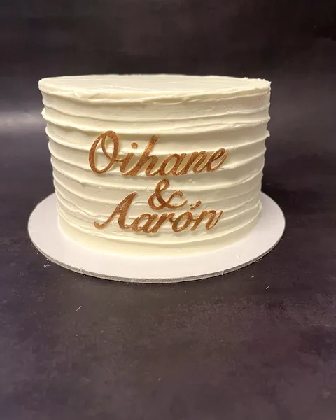 Tarta de boda blanca con letras doradas