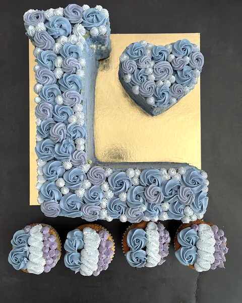 Tarta de letra con corazón y cupcakes azules
