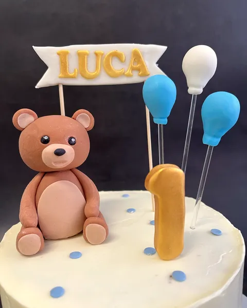 Tarta de osito con globos y número 1