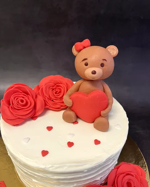 Osita de fondant con corazón y rosas rojas