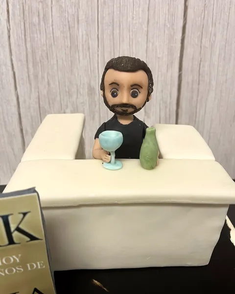 Hombre con copa de vino de fondant