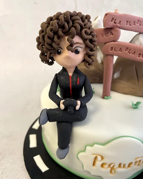 Chica de pelo rizado con volante de fondant