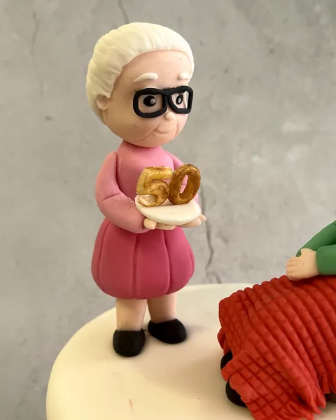 Abuela de fondant con tarta del 50