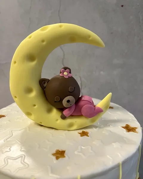 Niña sobre la luna de fondant