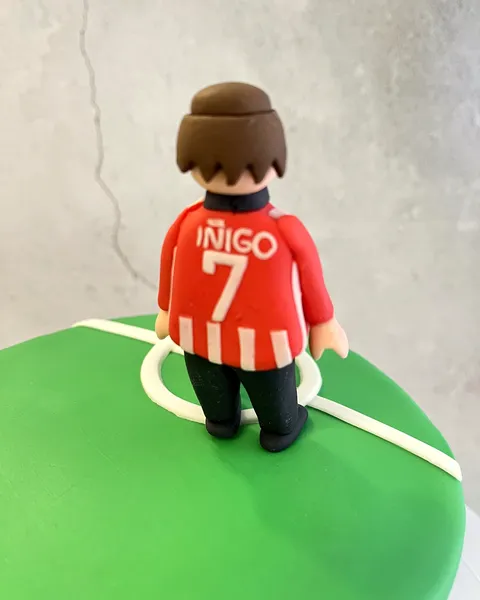 Futbolista del Athletic de espaldas de fondant