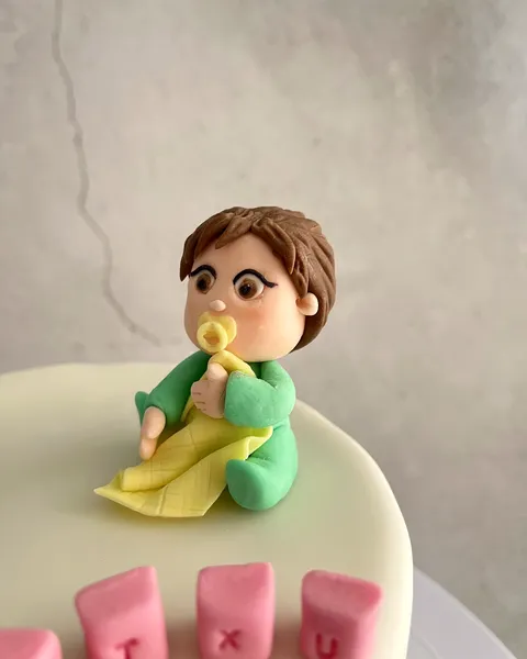Bebé con chupete de fondant