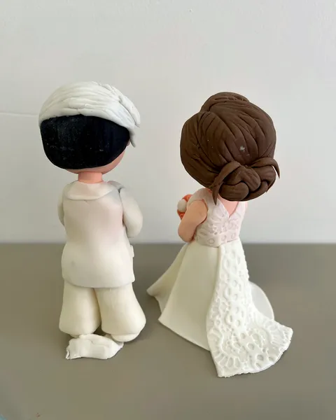 Novios de fondant de espaldas