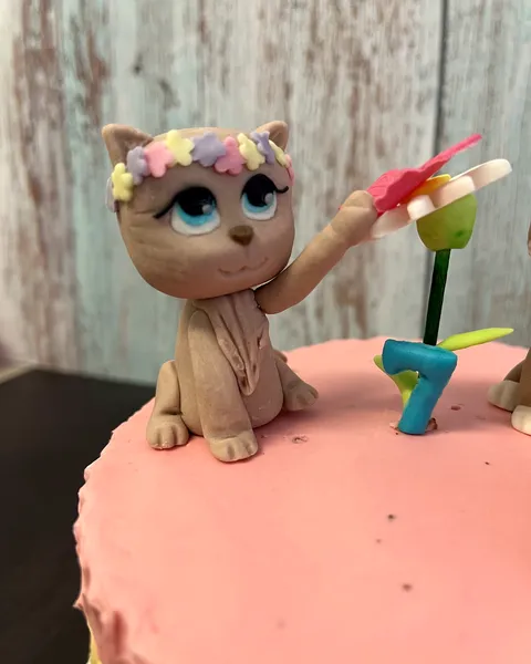 Gatita con corona de flores de fondant