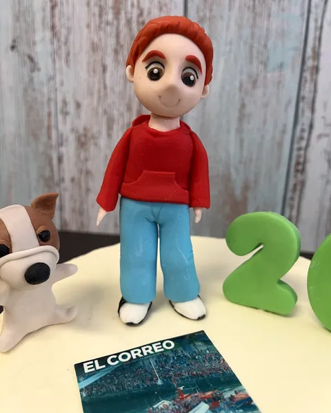 Chico de rojo con perro de fondant