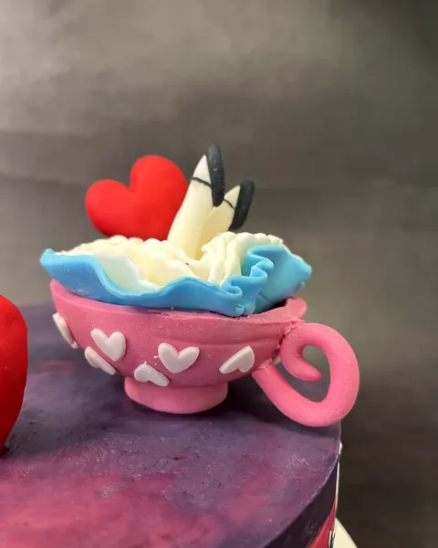 Taza rosa con corazones de fondant
