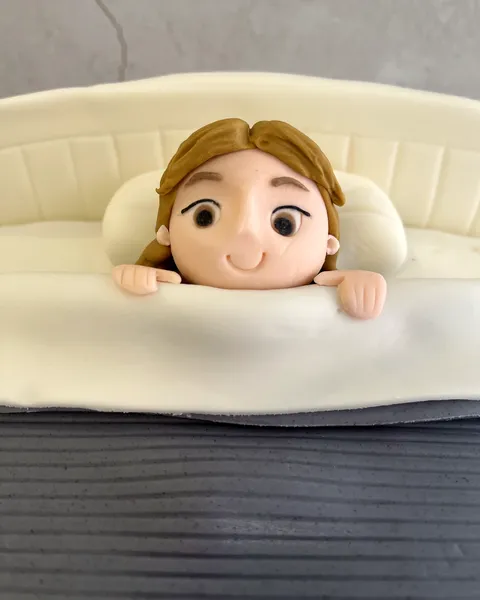 Niña en la cama de fondant