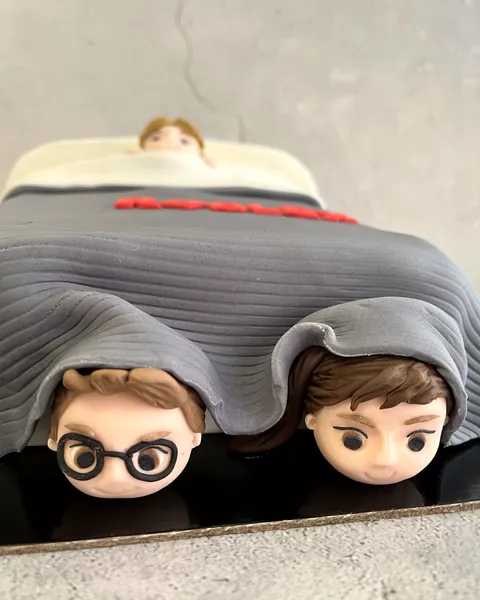 Pareja en la cama de fondant