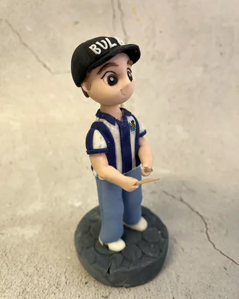 Chico con gorra y camiseta de rayas de fondant