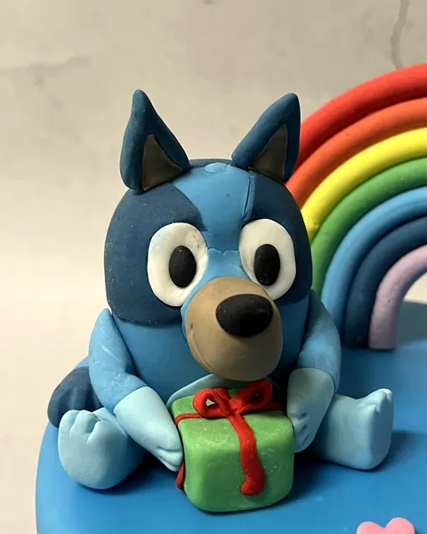 Bluey de fondant con regalo y arcoíris