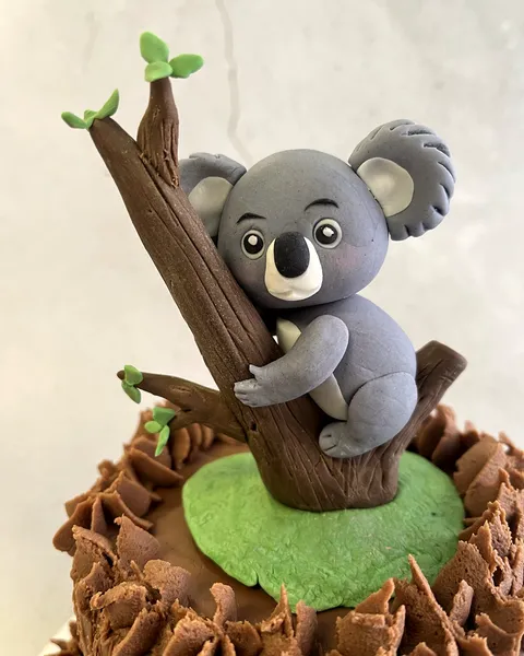 Koala en un árbol de fondant
