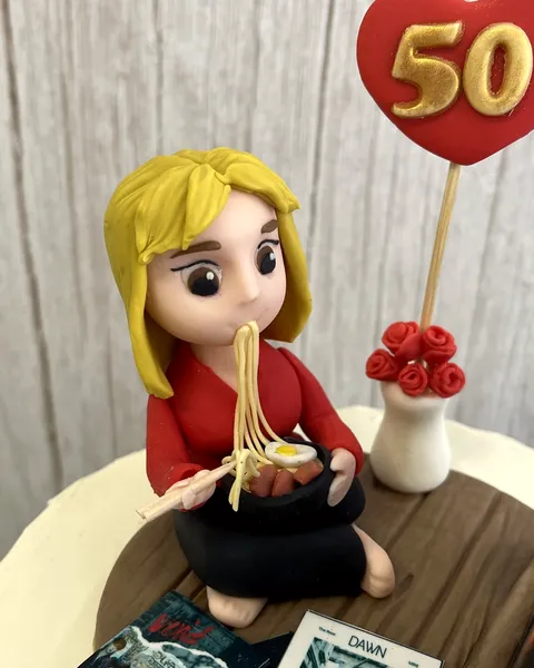 Chica comiendo ramen de fondant