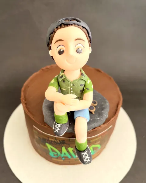 Niño sentado con camisa verde de fondant