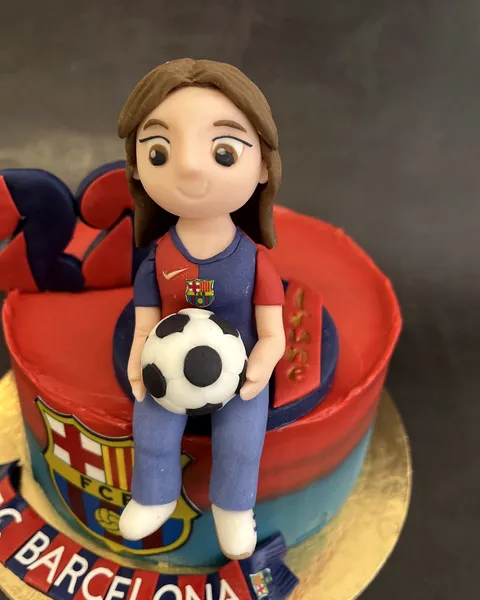 Niña del Barça con balón de fondant