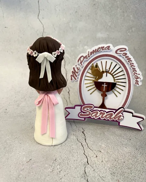 Niña de primera comunión de fondant de espaldas