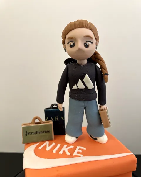 Chica de compras sobre caja de zapatillas de fondant