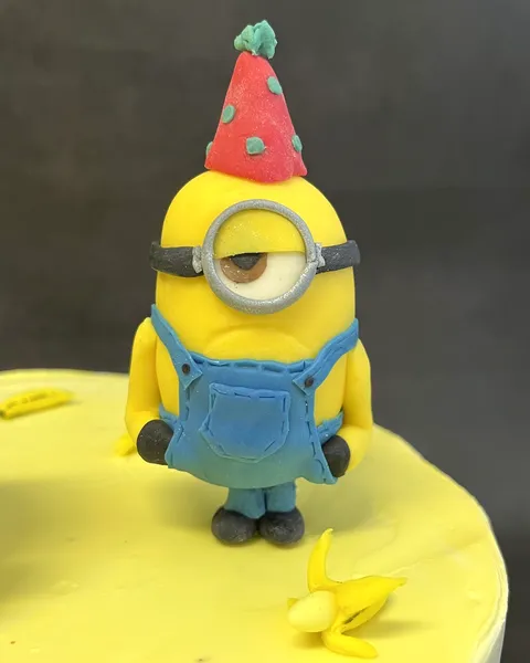 Minion con gorro de fiesta de fondant