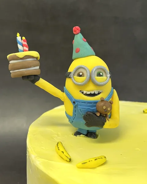 Minion con tarta de cumpleaños de fondant